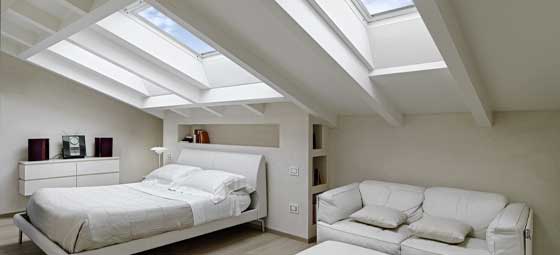 Dachfenster und Dachschrägenschränke nutzen den Raum perfekt und bringen Licht Dachfenster