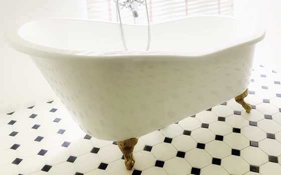 Das Retro-Badezimmer liegt im aktuellen Trend Retro-Badewanne